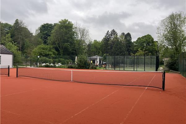 Aanleg kunstgras tennisbaan Red Court - Sportinfrabouw NV